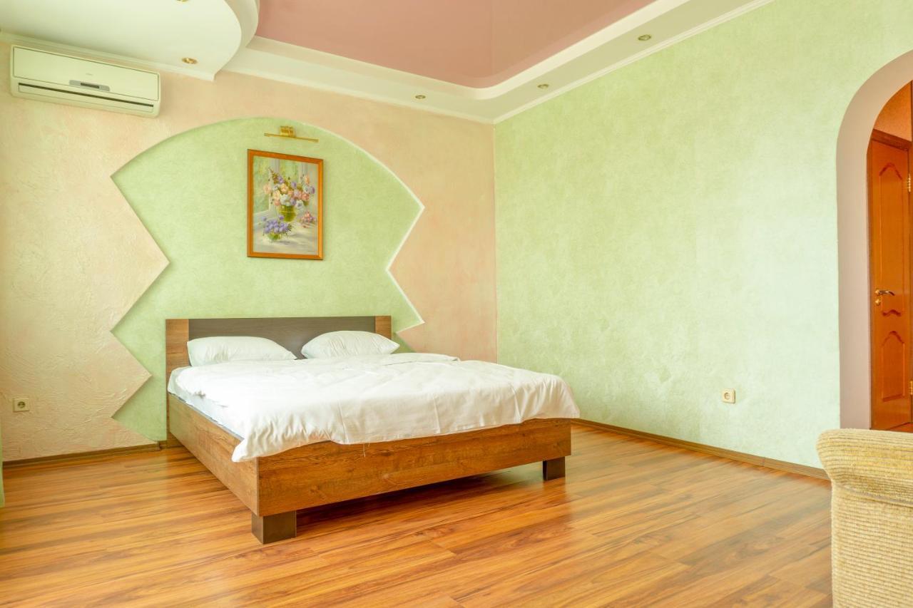 Big Studio Apartment Near River Mall Kyiv Exterior photo